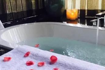 南京建邺水疗池中的失重冥想：当身体学会漂浮